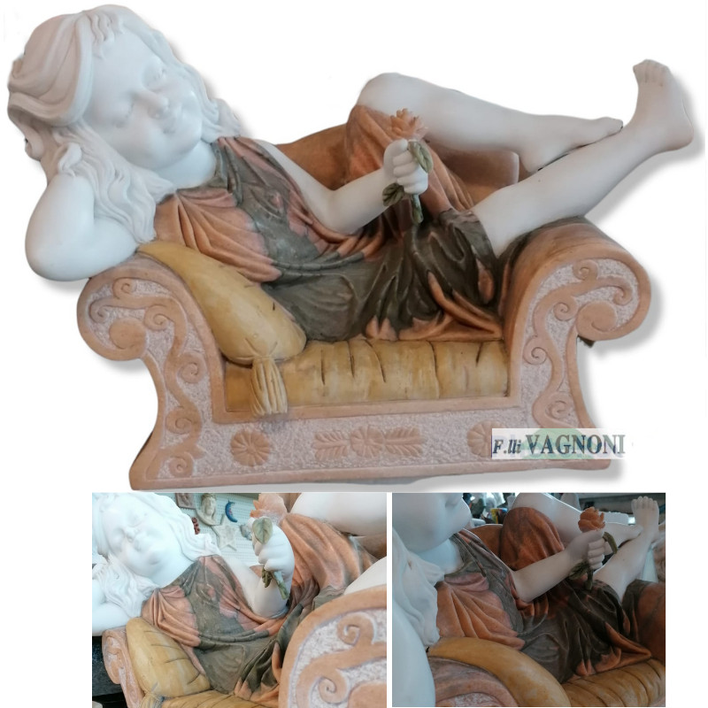 STATUA PUTTO SUL SOFA' IN MARMO MULTICOLOR CM. 80